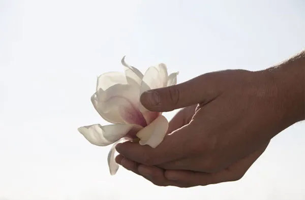 Trong da người có chứa nhiều cảm thụ quan khứu giác, giúp phát hiện những mùi hương khác nhau.
