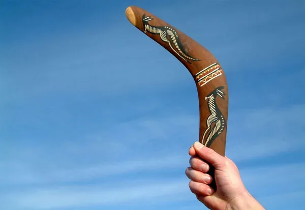 Điều gì đã khiến Boomerang quay về vị trí sau khi ném?