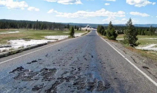 Thời tiết nóng của mùa hè cùng với hoạt động của siêu núi lửa Yellowstone khiến nhựa đường bị tan chảy