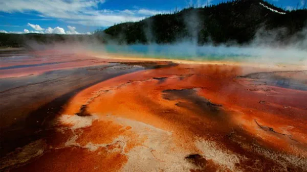 Núi lửa Yellowstone khiến nhựa đường tan chảy và công viên phải đóng cửa tạm thời.