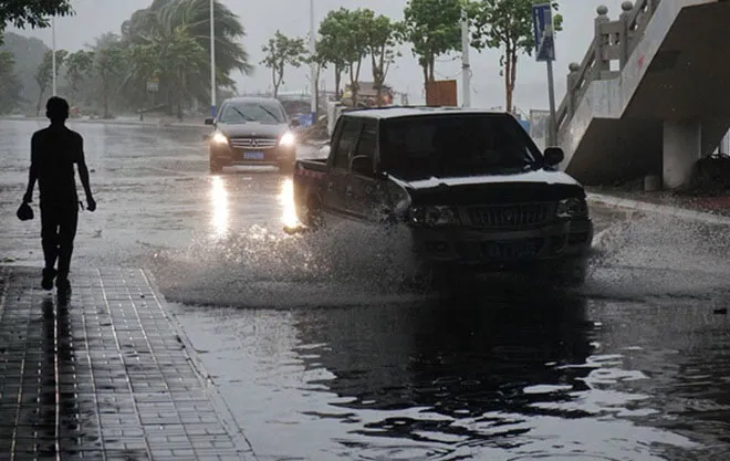 Nhiều đoạn đường ở Hải Khẩu bị ngập nước do ảnh hưởng của bão Rammasun khiến việc đi lại gặp khó khăn