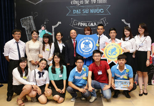 Đại diện Cục Tài nguyên Quản lý nước chia sẻ niềm vui cùng 6 đội tranh tài đêm chung kết