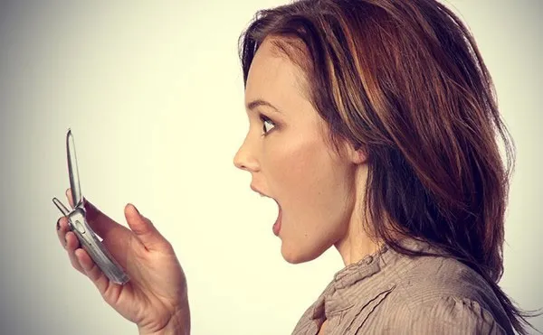 Không nên cầm điện thoại di động mọi lúc mọi nơi.