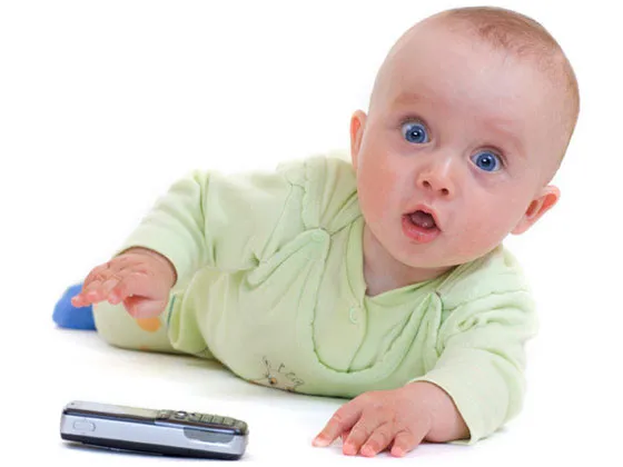 Tuyệt đối không để điện thoại gần trẻ em
