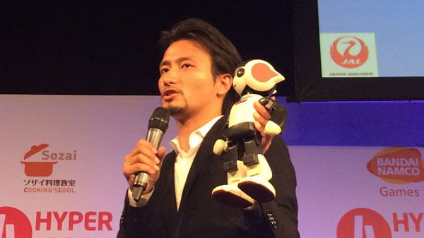 Takahashi và phát minh của mình – Robi, sản phẩm robot bán rất chạy ở châu Á.