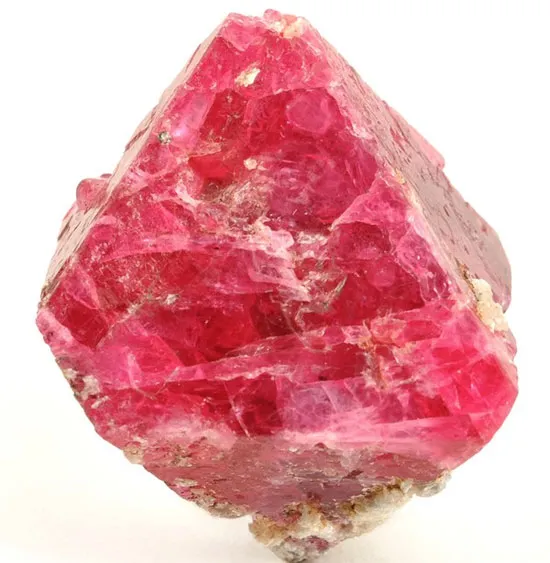 Tinh thể Spinel hồng nằm bên trong khoáng vật plagioclase - là một nhóm khoáng vật silicat thuộc họ feldspar rất phổ biến trên Mặt trăng. (Feldspa là yếu tố giúp Mặt trăng có ánh sáng trắng khi tỏa sáng).