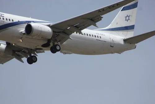 Trong ảnh là một chiếc máy bay Boeing 737 của Israel được trang bị hệ thống phòng thủ tên lửa sử dụng thiết bị laser.
