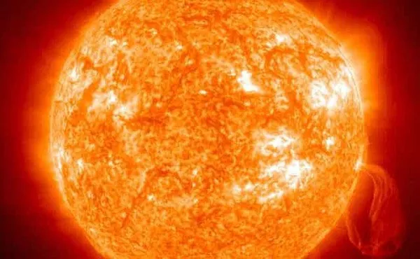 Lý giải nguyên nhân khí quyển Mặt trời nóng hơn bề mặt