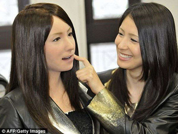 Robot Geminoid TMF có thể biểu thị các sắc thái tình cảm giống y như người thật