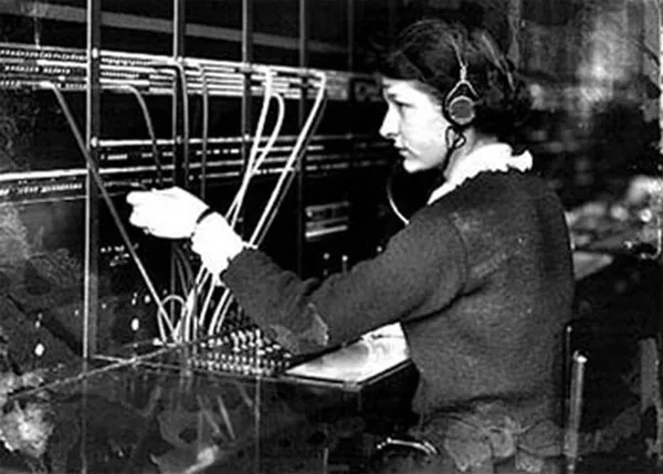 Một nhân viên tổng đài điện thoại tại Mỹ vào những năm 1900