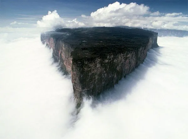 Roraima là ngọn núi cao nhất trong cao nguyên Guyana thuộc Nam Mỹ.