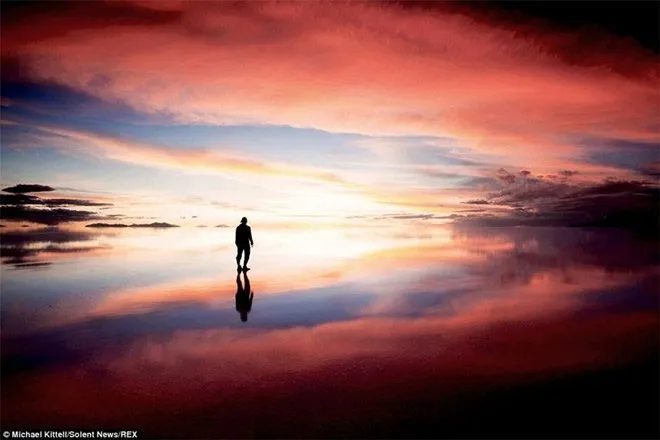Salar De Uyuni ở Bonivia không chỉ là hồ muối tự nhiên lớn nhất thế giới mà còn nổi tiếng là một trong những thiên đường trên trái đất bởi khả năng phản xạ ánh sáng tuyệt vời.
