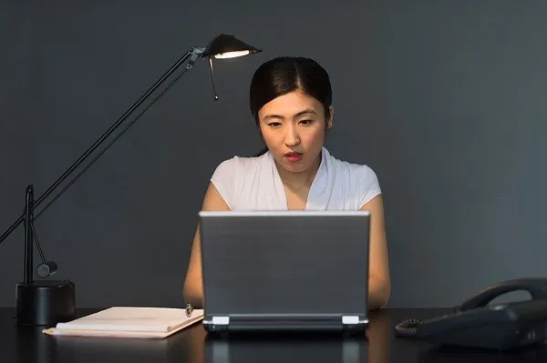Những người làm việc trong môi trường hầu như không có cửa sổ, tức là íits tiếp xúc với ánh sáng tự nhiên ban ngày có giấc ngủ đêm kém ngon giấc và chập chờn hơn