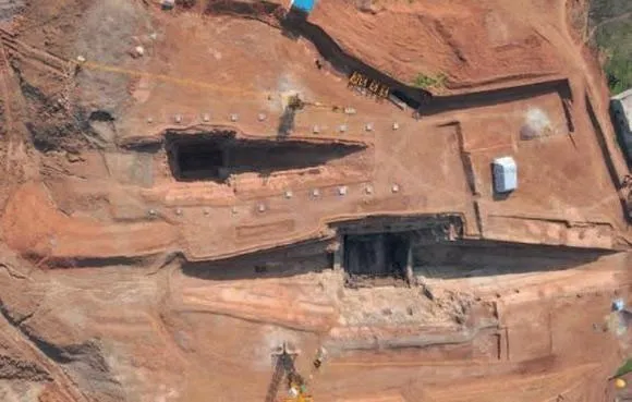 Khu vực khai quật lăng mộ, với ba một chính trong đó có mộ của Liu Fei ở vị trí dưới cùng
