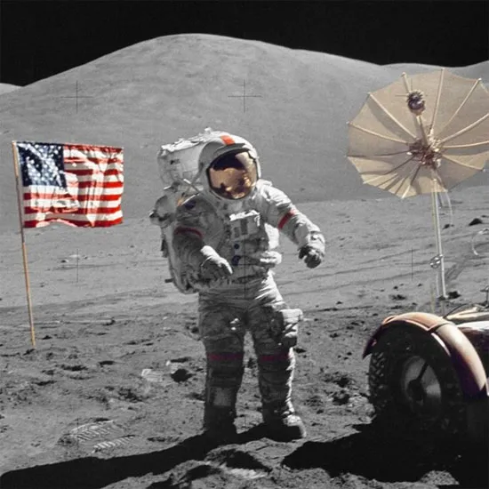 Gene Cernan trên bề mặt Mặt Trăng trong sứ mệnh nghiên cứu của Apollo 17 năm 1972