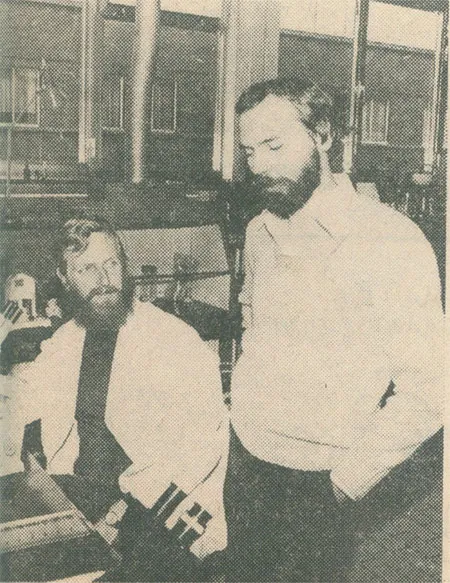 Peter Piot (phải) tại phòng thí nghiệm của Viện Y học Nhiệt đới ở Antwerp, Bỉ, năm 1976