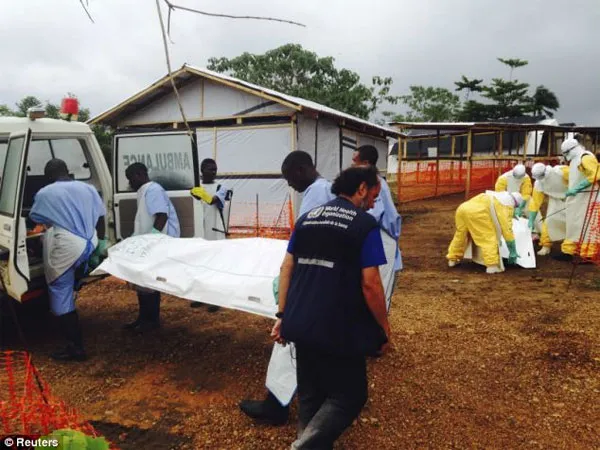 Tình nguyện viên di chuyển thi thể bệnh nhân Ebola ở thị trấn Kailahun, Sierra Leone, hôm 18/7