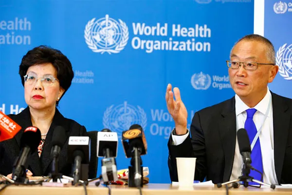 Tổng giám đốc Tổ chức Y tế Thế giới Margaret Chan (trái) và trợ lý về vấn đề an ninh sức khỏe Keijj Fukuda trả lời họp báo sau cuộc họp kín dài hai ngày