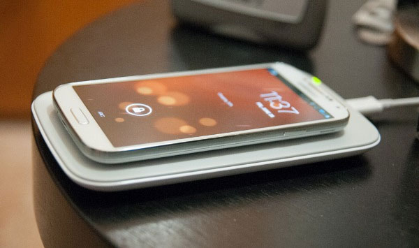 Với chuẩn Qi, dù là sạc không dây nhưng bạn vẫn phải đặt máy lên thiết bị sạc