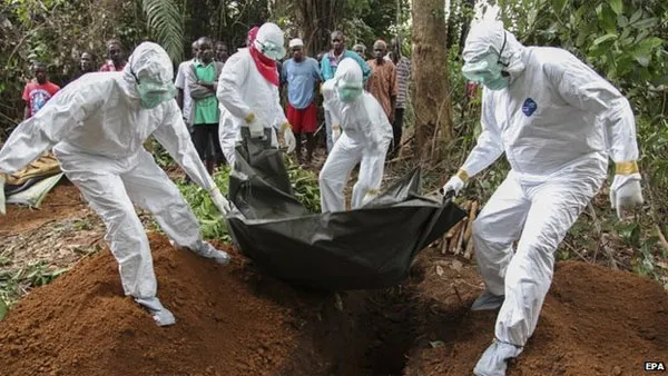 Các nhân viên y tế chôn cất thi thể bệnh nhân Ebola tại Monrovia, Liberia hôm 6/8