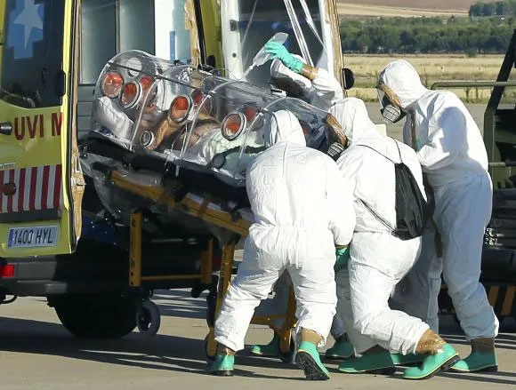 Một bệnh nhân Ebola người Tây Ban Nha được đưa đến bệnh viện ở Madrid, sau khi nhiễm virus ở châu Phi