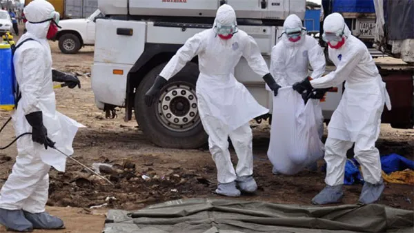 Các nhân viên y tế đang di dời thi thể một người nghi bị chết vì nhiễm virus Ebola tại thủ đô Monrovia, Liberia ngày 12/8