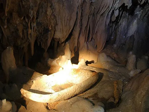 Bộ xương của một cô gái 18 tuổi được gọi là "trinh nữ pha lê" được xem là nổi tiếng nhất trong số xương người ở đây.