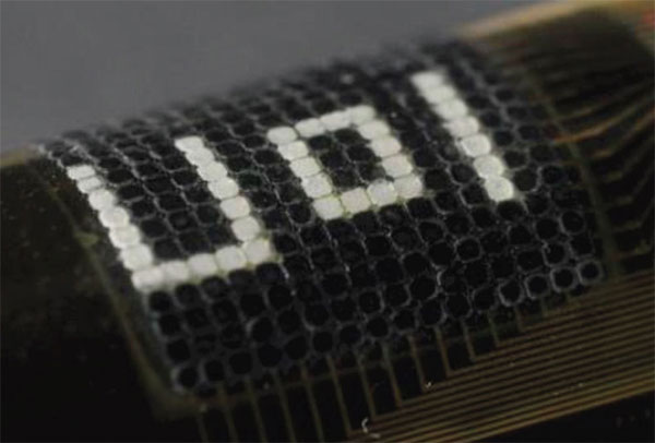 Sử dụng vật liệu ngụy trang để tạo ra dòng chữ “U O I”