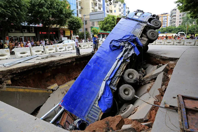 Chiếc xe tải rơi xuống hố sâu trên đường phố thuộc Khu tự trị Dân tộc Choang Quảng Tây hôm 14/8 vừa rồi. Theo Xinhua, miệng hố rộng tới 40m2.