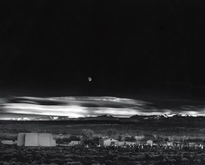Nhiếp ảnh gia Ansel Adams đã chụp bức Moonrise, Hernandez, New Mexico vào tháng 11/1941.