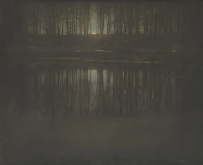 Edward Steichen chụp bức ảnh The Pond-Moonlight vào năm 1904 tại New York, Mỹ.