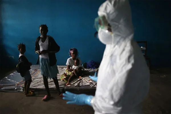 Trẻ em tập trung tại một phòng học khác được dùng làm nơi ở cho các bệnh nhân của virus chết người.