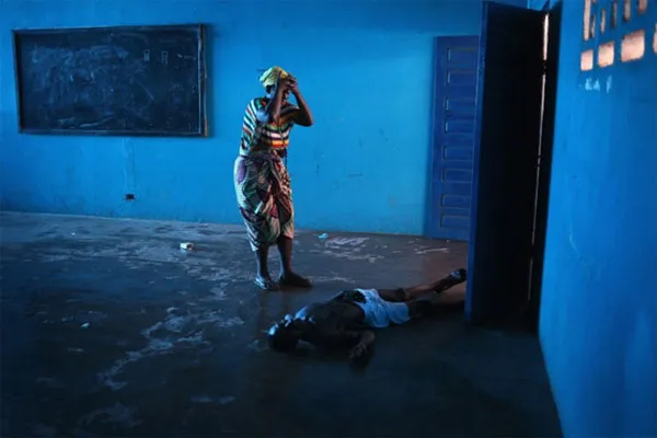 Cô Umu Fambulle bàng hoàng khi thấy chồng gục ngã và bất tỉnh trên sàn nhà ở Monrovia, Liberia vào ngày 15/8 vừa qua.