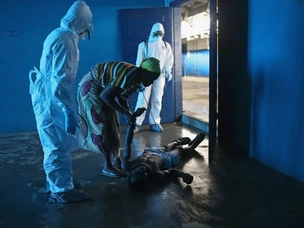Cô Umu Fambulle bàng hoàng khi thấy chồng gục ngã và bất tỉnh trên sàn nhà ở Monrovia, Liberia vào ngày 15/8 vừa qua.