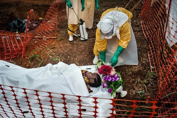 Cô gái 33 tuổi đã qua đời sau 2 ngày nhận được xét nghiệm dương tính với Ebola.