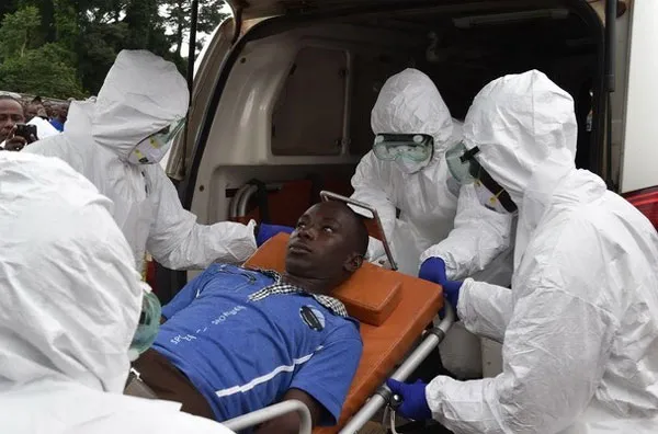 Nhân viên y tế chuyển một bệnh nhân nhiễm Ebola tới bệnh viện ở Biankouma, Costa Rica ngày 14/8