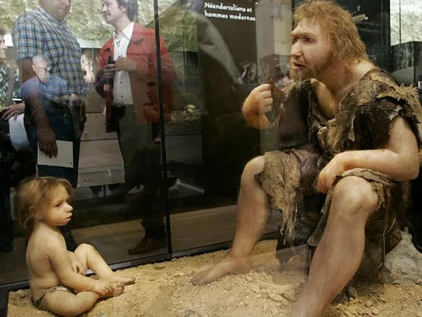 Tái hiện hình ảnh người cổ đại Neanderthal tại một bảo tàng ở Eyzies-de-Tayac, Pháp