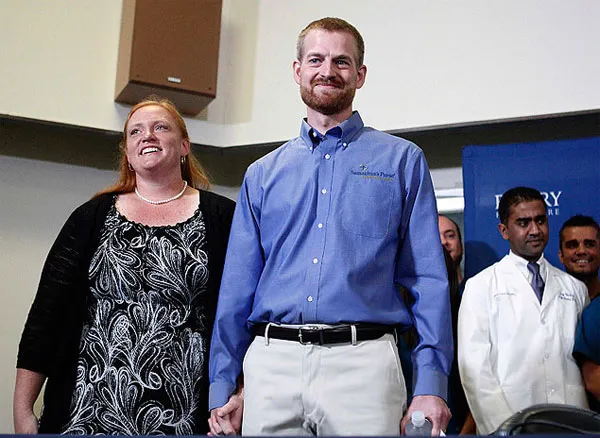 Bác sĩ Kent Brantly, nhiễm virus Ebola ở Liberia, đứng bên cạnh vợ trong cuộc họp báo công bố ông thoát khỏi mầm bệnh nguy hiểm tại Bệnh viện Đại học Emory ở Atlanta, Mỹ, ngày 21/8/2014