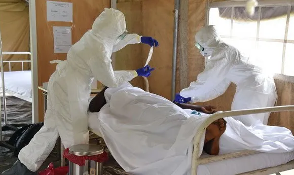 Nhân viên y tế chăm sóc một bệnh nhân nhiễm Ebola