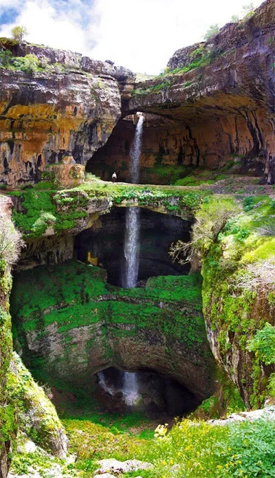 Kiệt tác này là một trong điểm du lịch hút khách nhất Lebanon, cách thủ đô Beirut khoảng hai giờ lái xe, xuyên qua những ngọn đồi, vườn nho, vườn olive bạt ngàn.