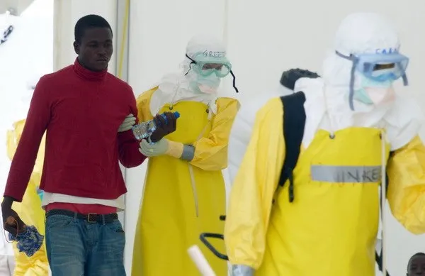 Nhân viên y tế trong trang phục bảo hộ giúp bệnh nhân nghi nhiễm Ebola tại bệnh viện Elwa ở Monrovia, Liberia ngày 7/9.