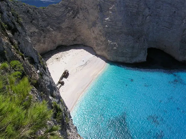 Bãi biển Navagio, nằm trên Zakynthos, là một hòn đảo biệt lập trải dài từ phía đông bắc Hy Lạp đến bờ biển Địa Trung Hải. Người ta còn gọi nó là "bãi biển tàu đắm".