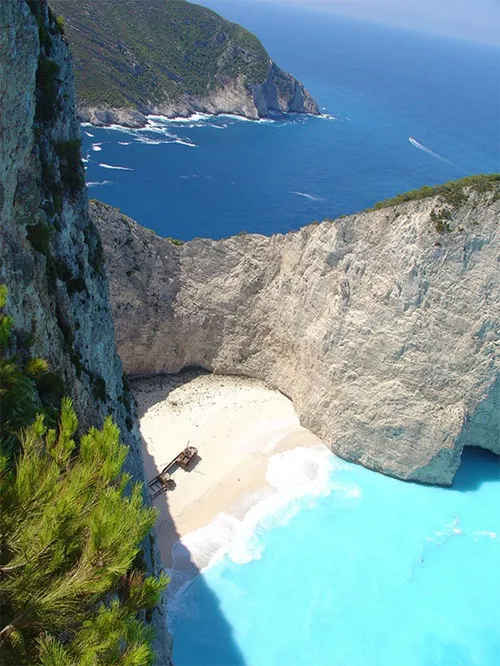 Du khách mê mẩn Navagio bởi những vách đá vôi hùng vĩ, bãi cát trắng mịn và làn nước trong xanh.