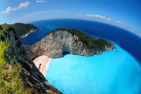 Trước đây, người ta gọi nó là Agios Georgios. Sau này nó mang tên Navagio, nghĩa là "tàu đắm” trong tiếng Hy Lạp.