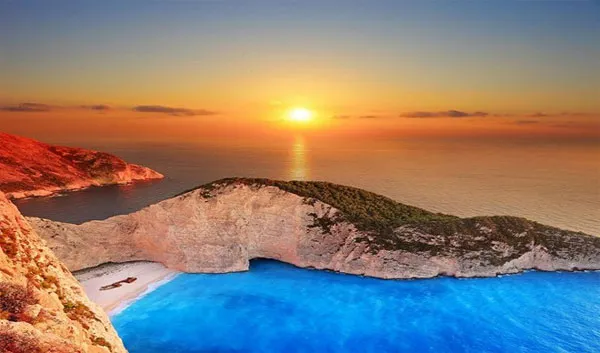 Cảnh hoàng hôn trên bãi biển Navagio.