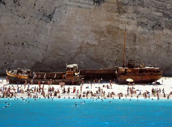 Tại Navagio, du khách không những có cơ hội nô đùa trong làn nước xanh và bãi cát trắng, mà còn có thể chụp ảnh thỏa thích với Panagiotis, tàu buôn lậu nổi tiếng một thời ở Hy Lạp.