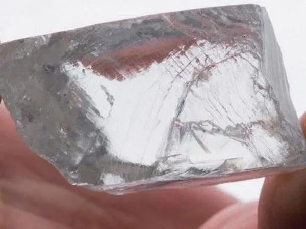 Viên kim cương trắng nặng 232 carat.