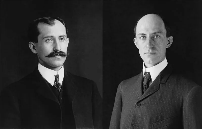 Từ trái qua, Orville và Wilbur Wright, ảnh chân dung chụp năm 1905, khi họ 34 tuổi và 38 tuổi.