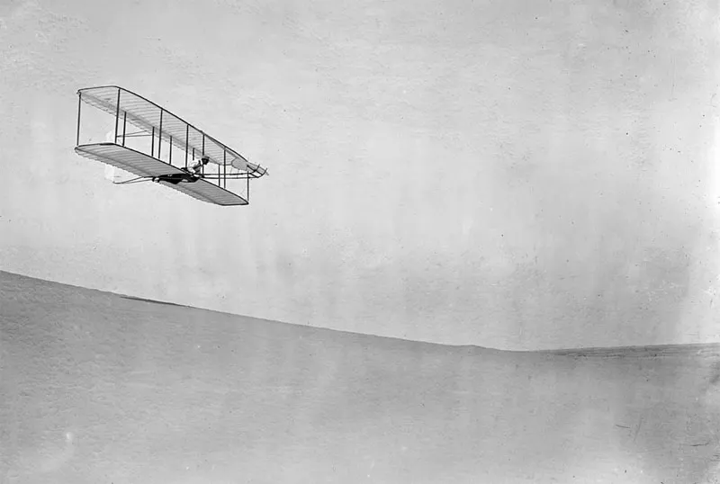 Wilbur Wright lái một chiếc tàu lượn cỡ lớn xuống sườn đồi Big Kill Devil Hill, ở Kitty Hawk, North Carolina, 10/10/1902.