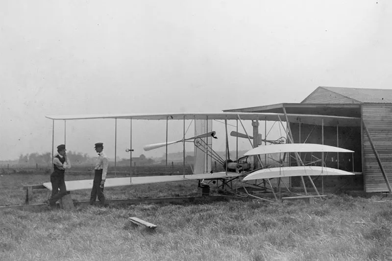Wilbur và Orville Wright với chiếc máy bay thứ hai, ở Huffman Prairie, gần Dayton, Ohio, 05/1904.